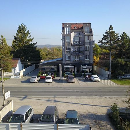 Hostel Royal Obrenovac  Buitenkant foto