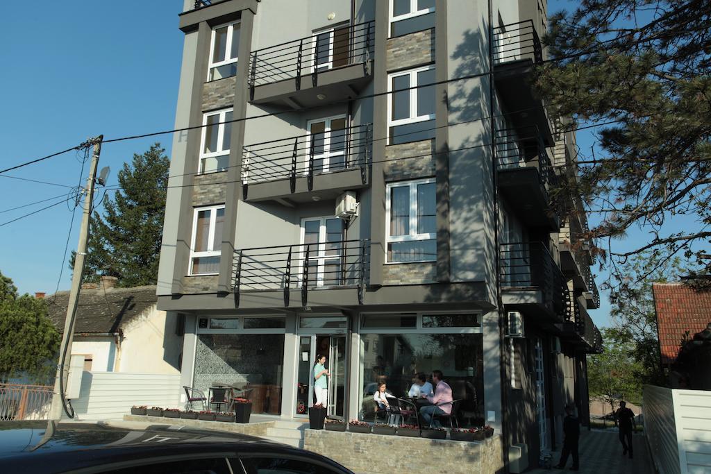 Hostel Royal Obrenovac  Buitenkant foto