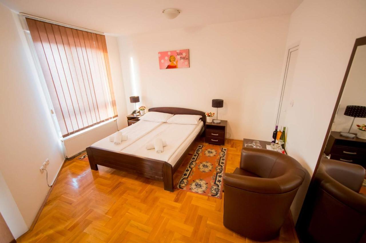 Hostel Royal Obrenovac  Buitenkant foto