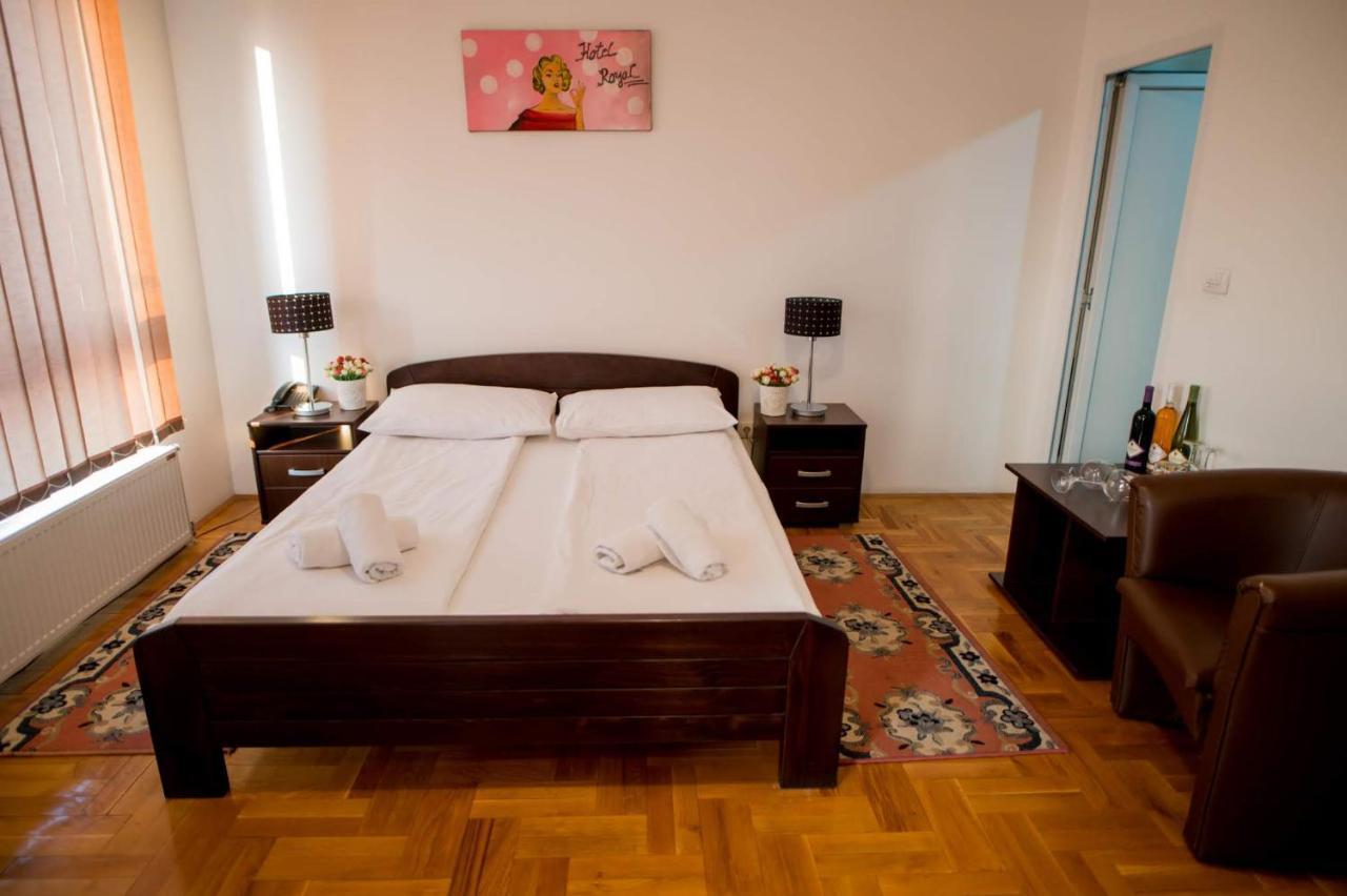 Hostel Royal Obrenovac  Buitenkant foto