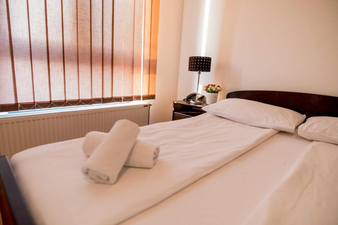 Hostel Royal Obrenovac  Buitenkant foto